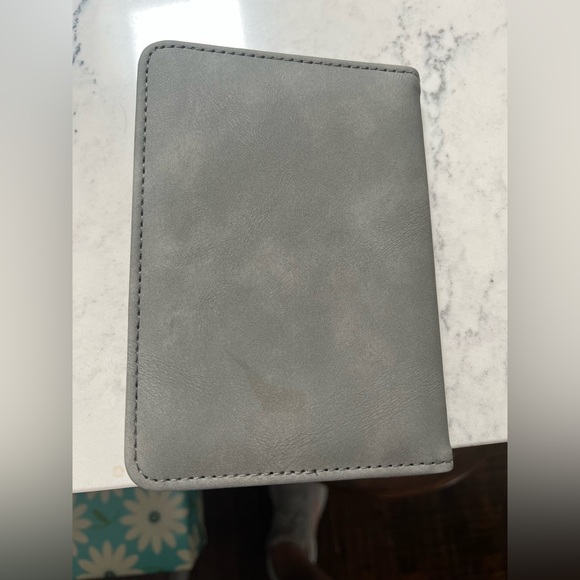 BRAND NEW TRTL Passport Cover in Grey Vegan Leather - Picture 5 of 6